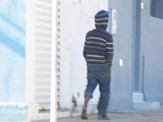 Homem em situação de rua caminha na região central de Campo Grande (Foto: Paulo Francis)