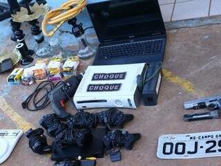 Objetos roubados que foram encontrados com os integrantes da quadrilha (Foto: André Bittar)
