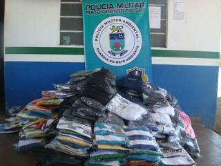 No total foram apreendidos 552 quilos de roupas contrabandeadas. (Foto: Divulgação).