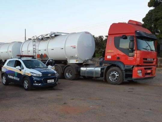 Caminhoneiro pula de cabine, pede socorro &agrave; PRF e &eacute; salvo de sequestro