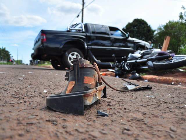  Motorista tenta fazer convers&atilde;o, acerta moto e passageiro &eacute; arremessado 30m