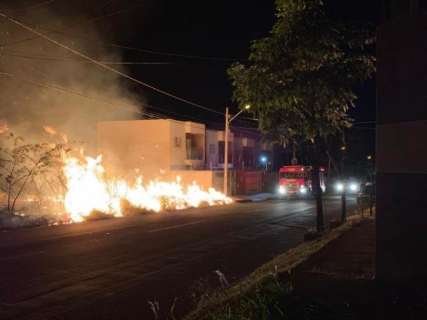 Incêndio atinge terreno, se aproxima de rua e assusta motoristas no Vilas Boas