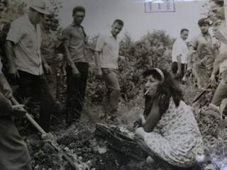 Fotografia de Célia Souza ao lado de um caixão em 1969. 