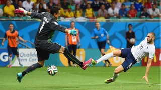 Benzema liderou os blues, que apesar de perder um pênalti, se redimiu com passes e um gol (Foto: Getty Images / Fifa)