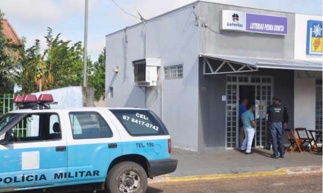 Casa lot&eacute;rica &eacute; assaltada e policiais analisam c&acirc;meras de seguran&ccedil;a 