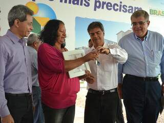 Martina recebeu as chaves da nova casa das mãos do Prefeito (Foto: Mariana Lopes)