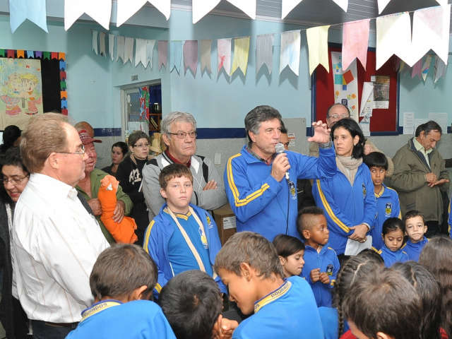  Murilo entrega agasalhos e diz que pode andar de cabe&ccedil;a erguida em Dourados 