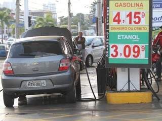 Gasolina a R$ 4,15 no posto Alloy da Avenida Fernando Corrêa da Costa (Foto: Saul Schramm)