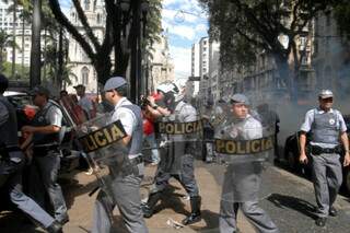 No dia do trabalhador, policiais entram em confronto com manifestantes. (Foto: Anderson Barbosa)