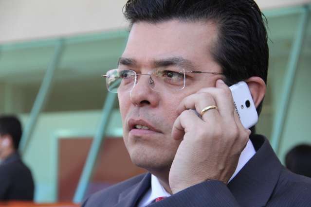 Prefeito deu o &quot;golpe do cheque em branco&quot;, diz TV; Olarte nega den&uacute;ncia