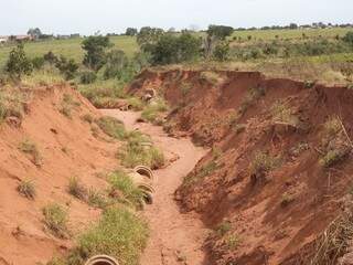 Erosão possui 76 de metros de comprimento por média de 10 metros da largura, informou a PMA (Foto: Divulgação/PMA)