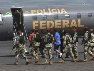 Momento em que Marcos e Nego Jackson embarcavam em avião da Polícia Federal (Foto: ABC Color)
