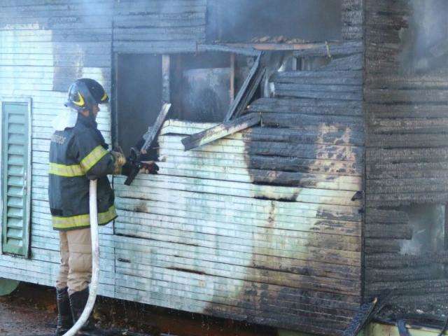Inc&ecirc;ndio destr&oacute;i trailer da Orla Ferrovi&aacute;ria na Bar&atilde;o do Rio Branco 