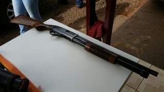 Escopeta calibre 12 foi encontrada no escritório (Foto: Sidnei Bronka/94 FM)