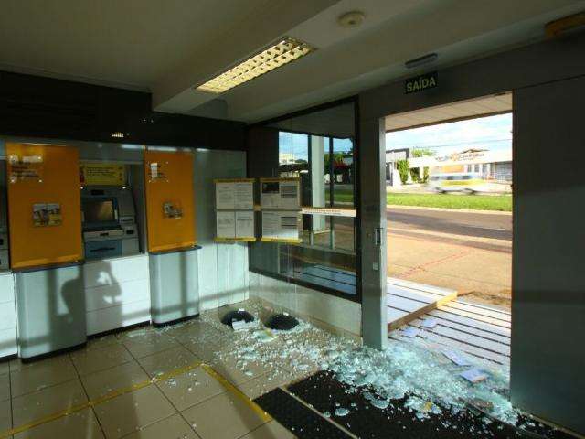 Ag&ecirc;ncia do Banco do Brasil tem porta de vidro quebrada de madrugada 