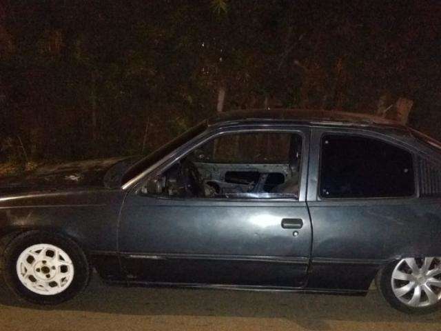 B&ecirc;bado, motorista &eacute; preso ap&oacute;s jogar carro contra viatura da Guarda Municipal