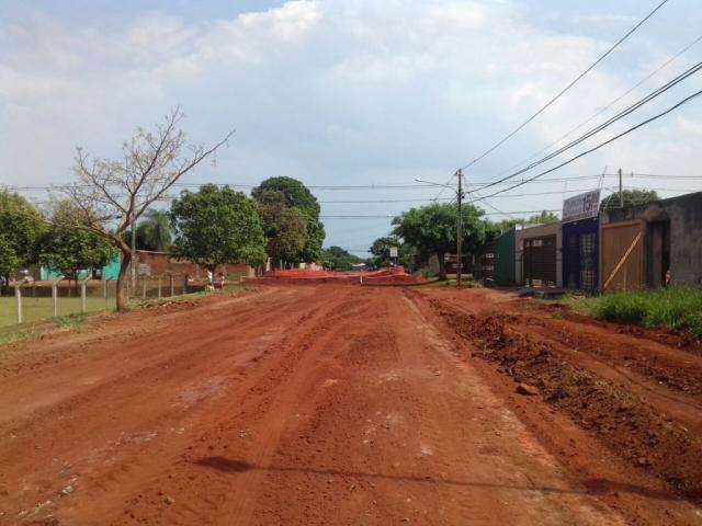 Prefeitura inicia pavimenta&ccedil;&atilde;o e quer licitar resto da obra at&eacute; fim do ano