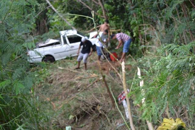 Carro sobe em canteiro, derruba sinaliza&ccedil;&atilde;o e para em matagal