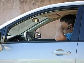 Dirigir usando celular passa de média para infração gravíssima. (Foto: Marcos Ermínio)