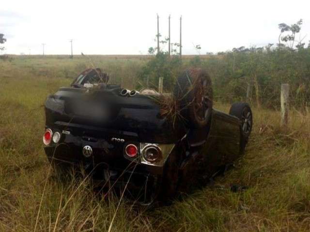 Com pneu furado, motorista perde controle e capota Golf na MS-276