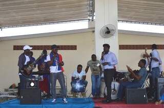 Banda haitiana iniciou as comemorações (Foto: Naiane Mesquita)