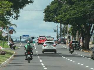 Em trânsito calmo, veículos trafegam na Avenida Afonso Pena sentido centro da cidade. (Foto: Henrique Kawaminami/Arquivo).