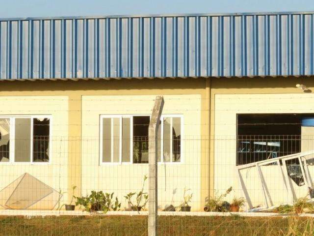 Bandidos rendem seguran&ccedil;a e explodem caixa eletr&ocirc;nico de empresa  