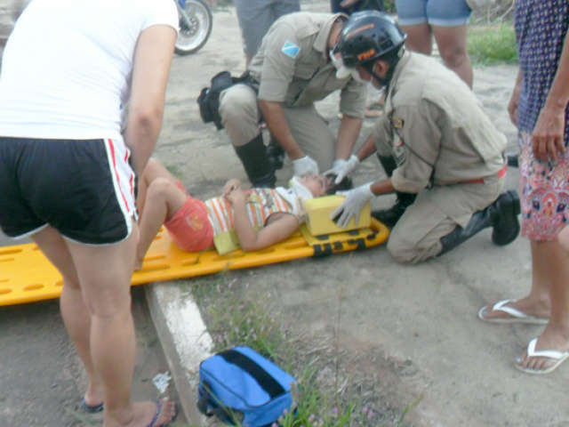  Menino de seis anos atravessa em frente a motocicleta e &eacute; atropelado em Coxim