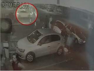 Imagens de câmeras de segurança mostram momento exato do acidente(Foto: reprodução/vídeo) 