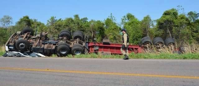 Motorista perde o controle e tomba na BR-163, em Coxim