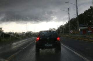 Dia virou noite em Campo Grande por conta do temporal (Foto: Fernando Antunes)