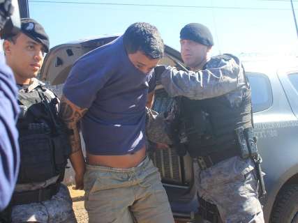 Três presos em operação contra milícia são levados para a sede do Garras