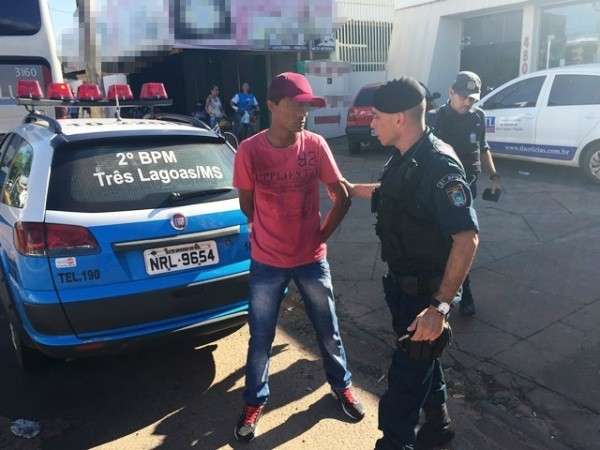 M&atilde;e de usu&aacute;rio denuncia traficante que &eacute; preso com drogas em &ocirc;nibus de viagem