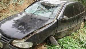  Carro capota; menino de 7 anos escapa ileso