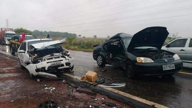 Ao desviar de buraco, carros colidem de frente e duas mulheres morrem