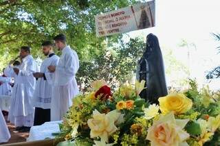 Fieis encenam dia em que Nossa Senhora foi achada e revivem milagres Fieis encenam dia em que Nossa Senhora foi achada e revivem milagres