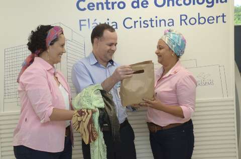 Projeto recebe lenços arrecadados pela Cassems na campanha do Outubro Rosa