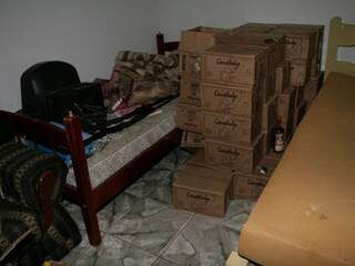 Os policiais encontraram mais de 30 caixas de pinga embalada. (Foto: Site Edição de Notícias)