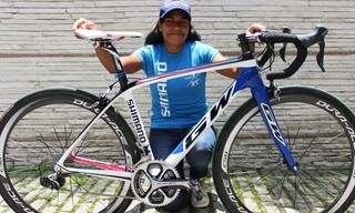 Luciene mostra bicicleta da equipe que vai disputar Tour San Luis, (Foto: Eduardo Iru/Shimano) 