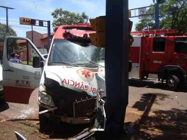  Ambul&acirc;ncia do Samu e carro da prefeitura colidem no centro