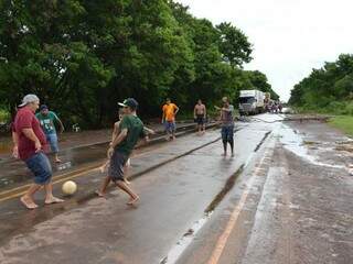 Manifestantes aproveitam a rodovia sem fluxo para jogar bola. (Foto: Simão Nogueira)