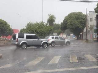 Chuva na região central de Campo Grande (Foto: Paulo Francis)