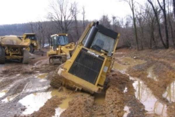 Ladr&otilde;es desistem de roubar tratores, ap&oacute;s atolarem em propriedade rural 