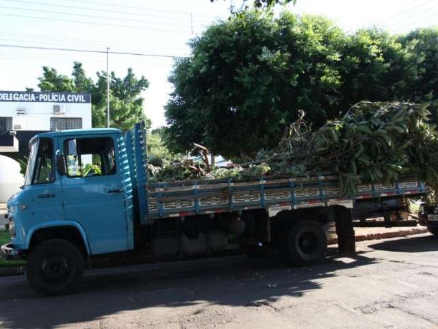 Prefeitura faz a&ccedil;&atilde;o contra descarte irregular e um vai para delegacia