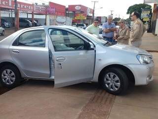 Idoso &eacute; encontrado morto dentro de carro em estacionamento de farm&aacute;cia