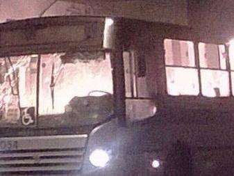 Ap&oacute;s amea&ccedil;arem guardas, bandidos ateiam fogo em &ocirc;nibus em bairro