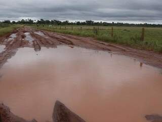 Estrada que liga Coronel Sapucaia a Paranhos está intransitável (Foto: divulgação)