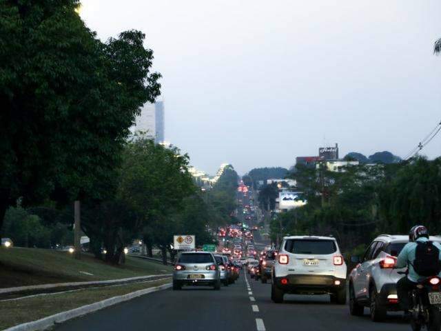 &ldquo;N&eacute;voa&rdquo; formada por calor e umidade cobrem Campo Grande no fim de tarde