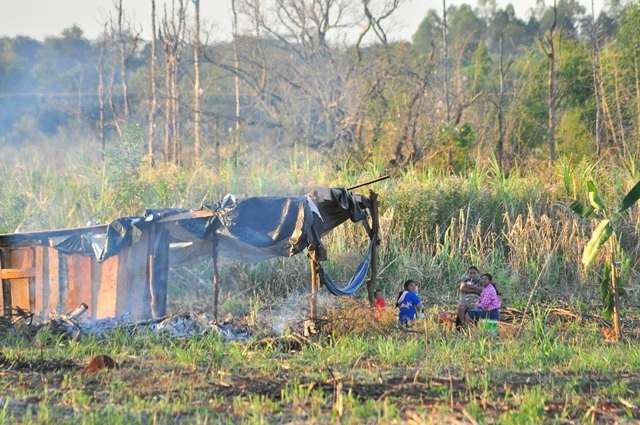 Com &iacute;ndios acampados no quintal, sitiante est&aacute; h&aacute; 127 dias fora de casa