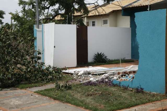 Condutor perde controle da dire&ccedil;&atilde;o e derruba muro no Carand&aacute; Bosque 